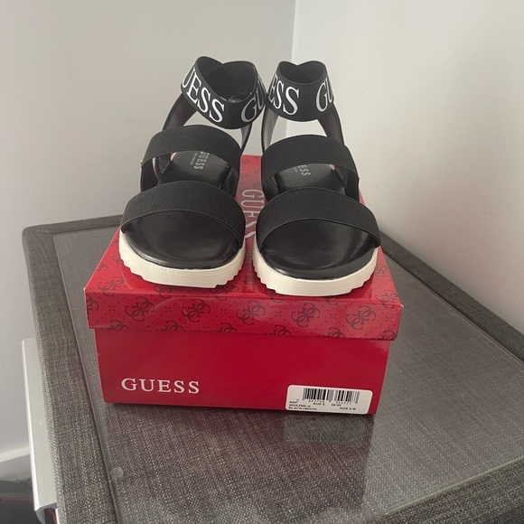 GUESS size 6 BLACK AND WHITE new shoe - Picture 5 of 5